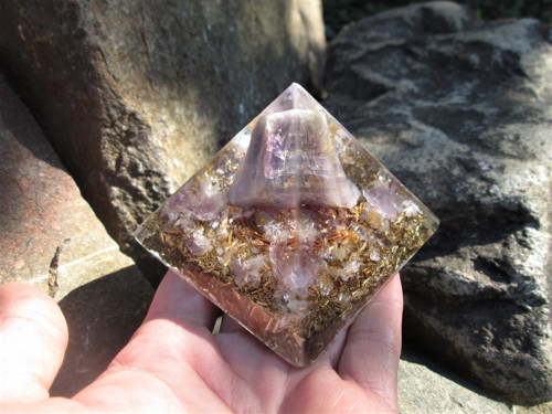 Org. pyramida ,, Sluneční meditace " s ametystem — foto 5