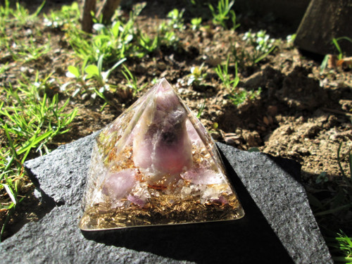 Org. pyramida ,, Sluneční meditace " s ametystem — foto 4