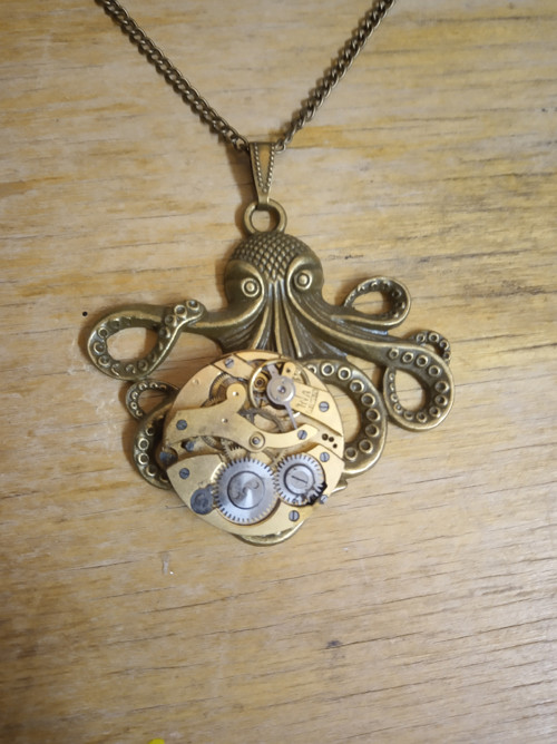 Chobotnice, steampunkovy přívěsek — foto 4