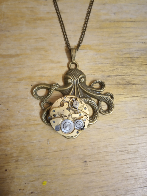 Chobotnice, steampunkovy přívěsek — foto 5