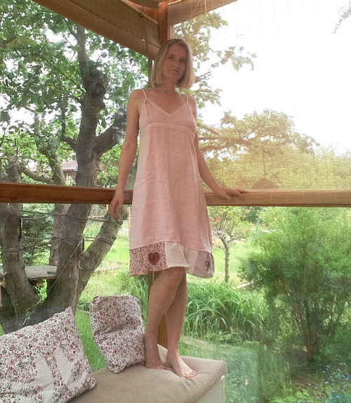 Lněné jemně růžové šaty — foto 4