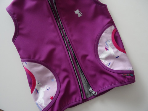 Softshellová vesta lila s koníky — foto 4