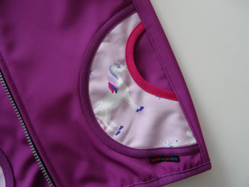Softshellová vesta lila s koníky — foto 3