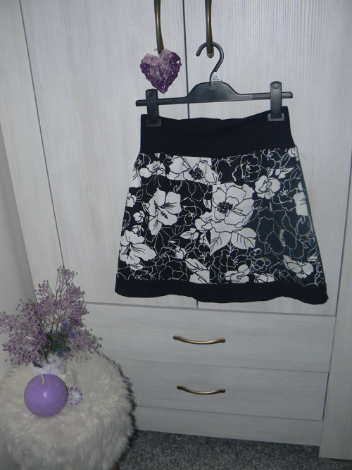 S černobílými květy - sukně — foto 3