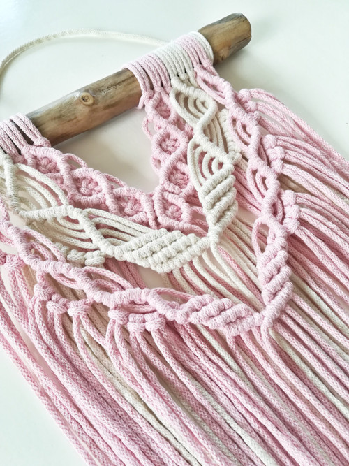 Macrame dekorace v krémové a světle růžové barvě — foto 2
