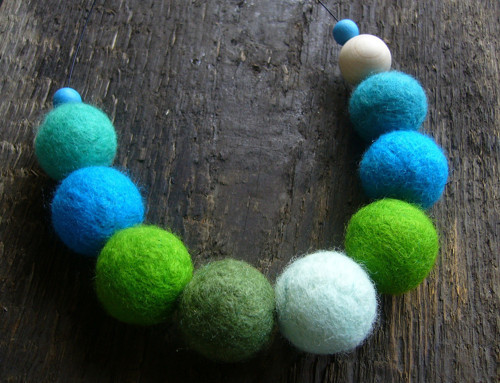 Plstěný náhrdelník / pestrobarevné korále — foto 2