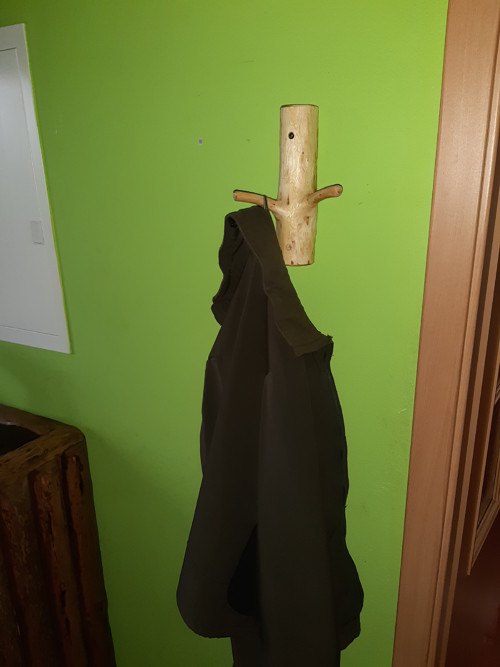 Dřevěný přírodní věšák — foto 5