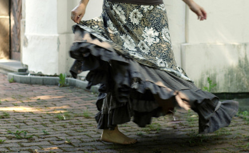 "Midnight Blossom", volánová točicí maxisukně — foto 6
