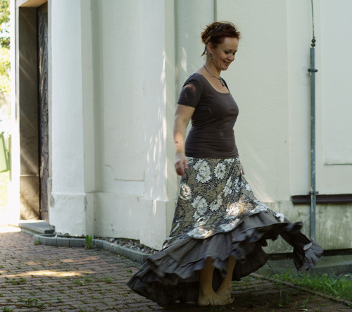 "Midnight Blossom", volánová točicí maxisukně — foto 4