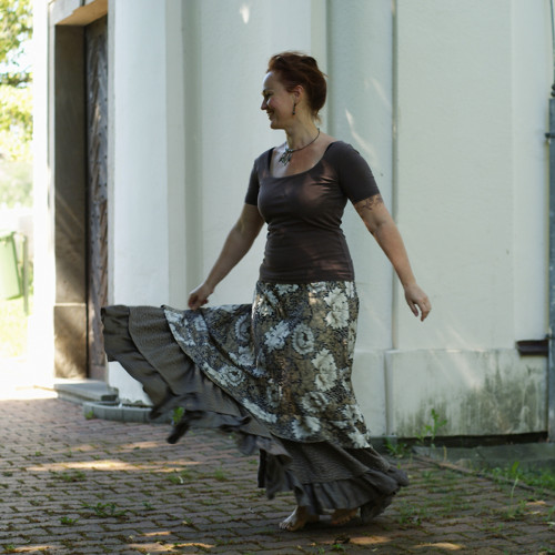 "Midnight Blossom", volánová točicí maxisukně — foto 2