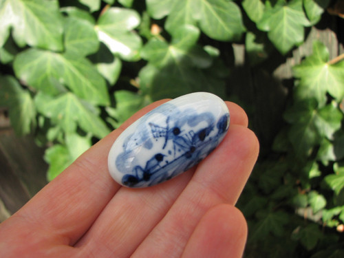 U mlýna...porcelánová brož — foto 2