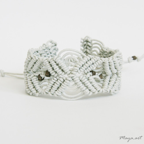 Světlý BOHO MACRAMÉ náramek — foto 2