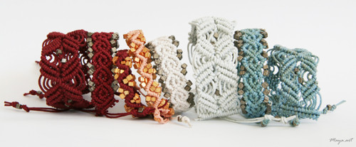 Červený BOHO MACRAMÉ náramek — foto 3