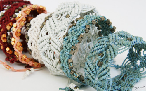 Červený BOHO MACRAMÉ náramek — foto 2