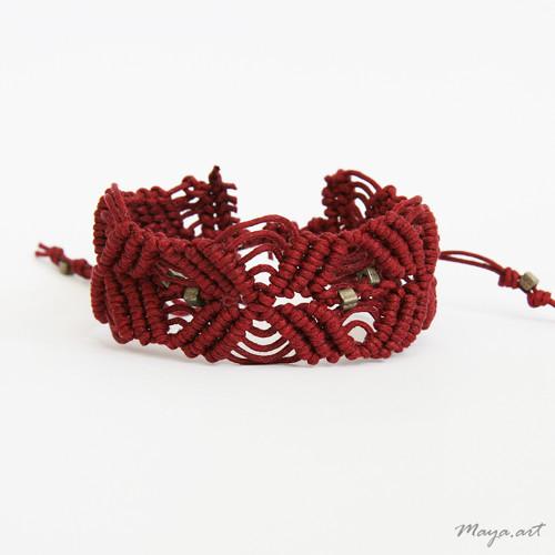 Široký červený BOHO MACRAMÉ náramek — foto 2