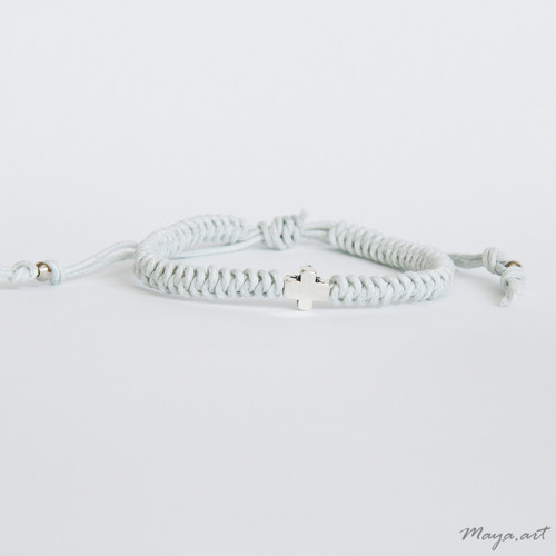 Světle modrý MACRAMÉ BRACELET s postříbřeným křížk — foto 2
