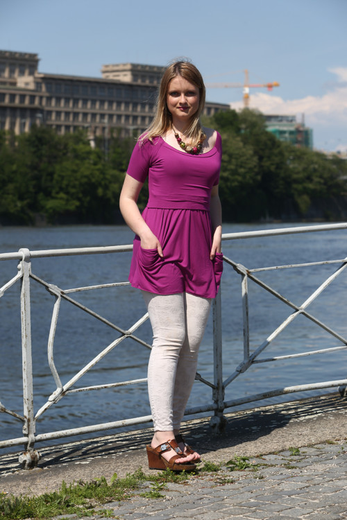 Fuchsiový top s krázkým rukávem — foto 2