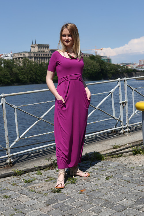 Fuchsiové volné šaty — foto 2