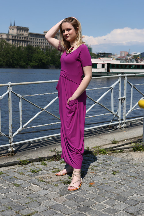 Fuchsiové volné šaty — foto 3