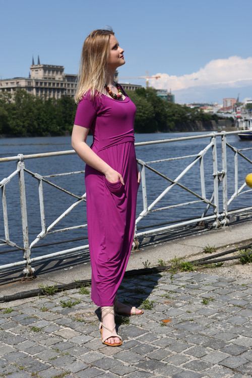 Fuchsiové volné šaty — foto 5