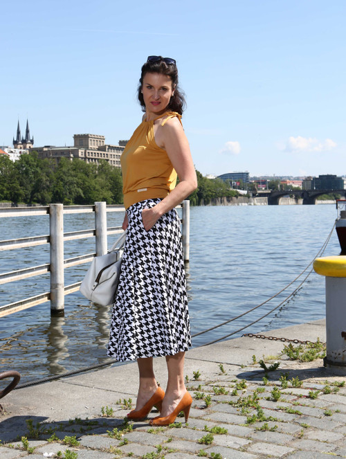 Hořčicový šňůrkový top — foto 6