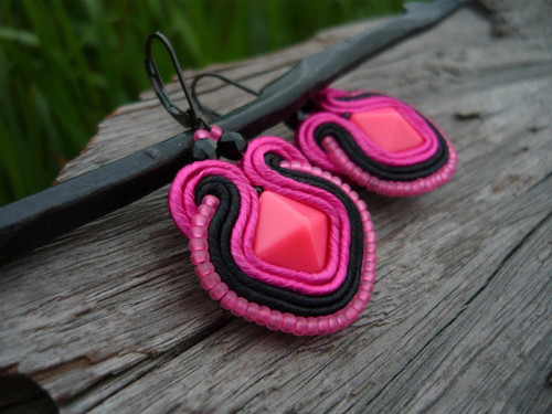 VÝPRODEJ! Soutache náušnice BlackPink NEON — foto 2