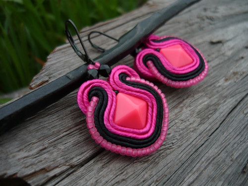 VÝPRODEJ! Soutache náušnice BlackPink NEON — foto 3
