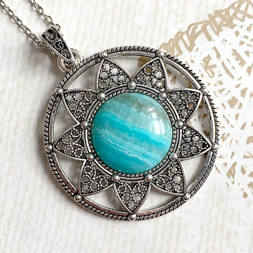 Výrazný náhrdelník - amulet čipkovaný chalcedon — foto 2