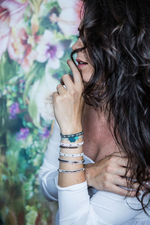 Šedorůžový náramek WEAVED BRACELET — foto 3