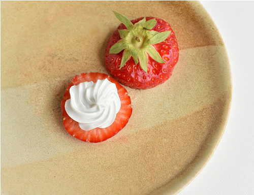 Mini šlehačková porcelánová brož — foto 2