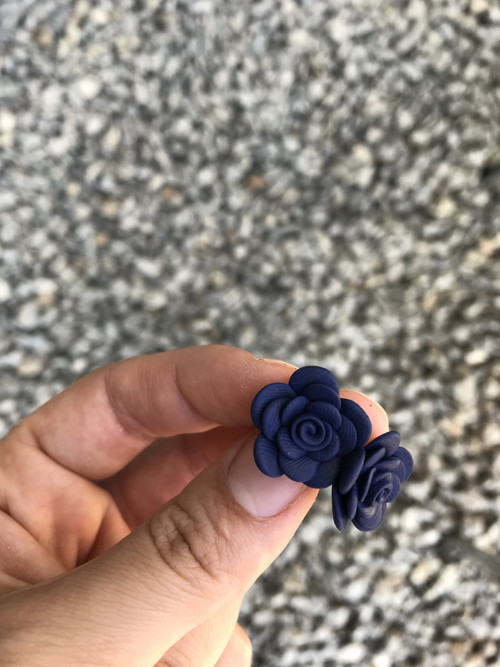 Náušnice tmavě modré růže — foto 2