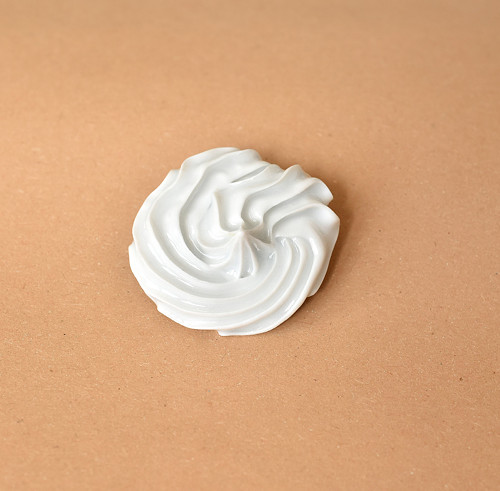 "Šlehačka" porcelánová brož č.112 — foto 4