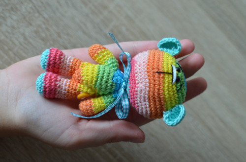 Háčkovaný duhový mini medvídek — foto 2