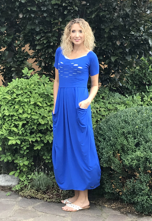 Královsky modré volné šaty — foto 4