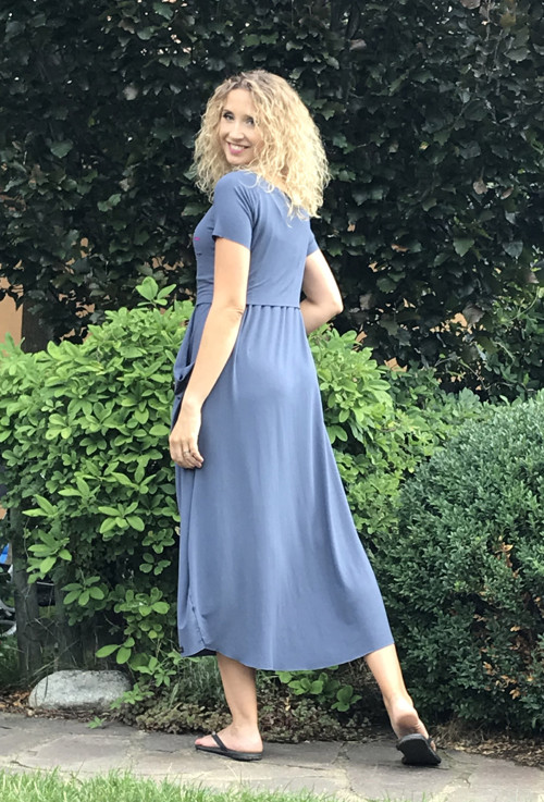 Šedé volné šaty — foto 5