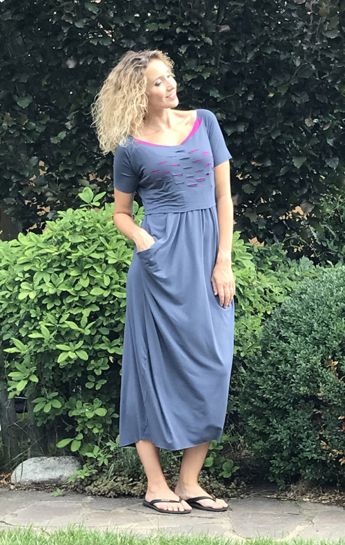 Šedé volné šaty — foto 2