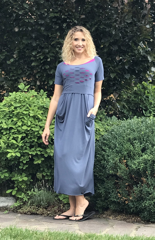 Šedé volné šaty — foto 3