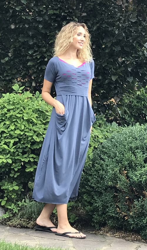 Šedé volné šaty — foto 4