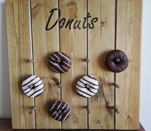 Vešiak na donutky — foto 3