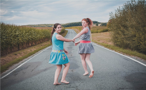 Puntíkaté šaty s květy — foto 3