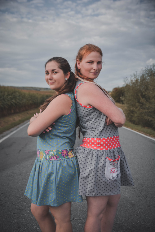 Puntíkaté šaty s květy — foto 2