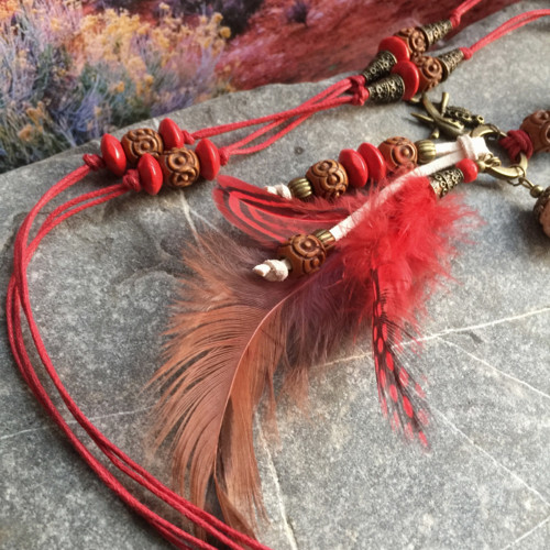 Boho korálky s červeným pírkem — foto 4