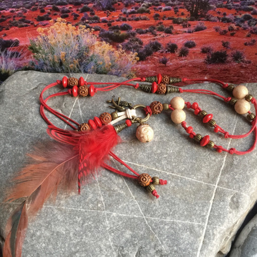 Boho korálky s červeným pírkem — foto 3