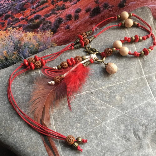 Boho korálky s červeným pírkem — foto 6