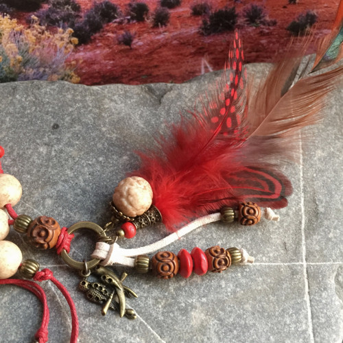 Boho korálky s červeným pírkem — foto 2