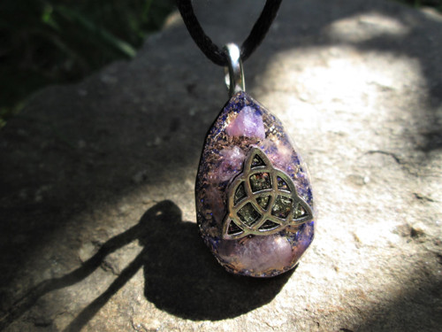 Org. šperk ,,Triquetra intelektu " s chalkopyritem — foto 2