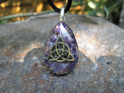 Org. šperk ,,Triquetra intelektu " s chalkopyritem — foto 4