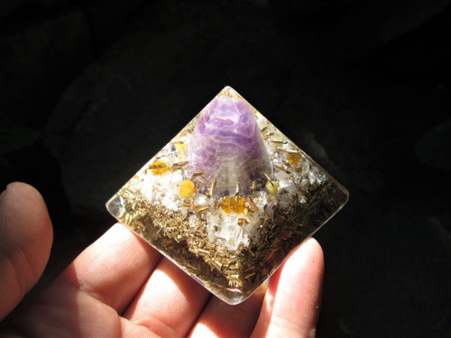 Org. pyramida ,, Sluneční meditace " s ametystem — foto 3