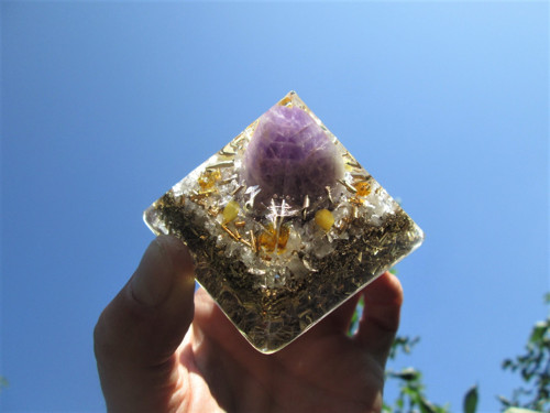 Org. pyramida ,, Sluneční meditace " s ametystem — foto 4