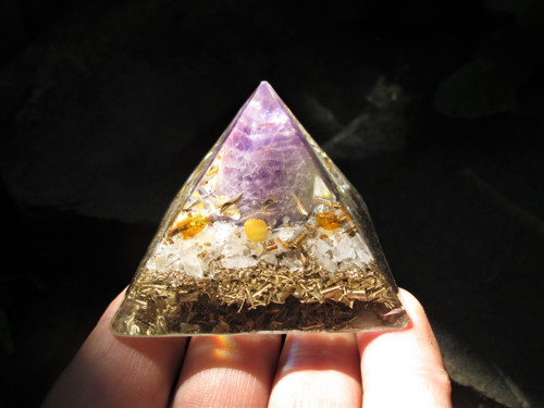 Org. pyramida ,, Sluneční meditace " s ametystem — foto 5